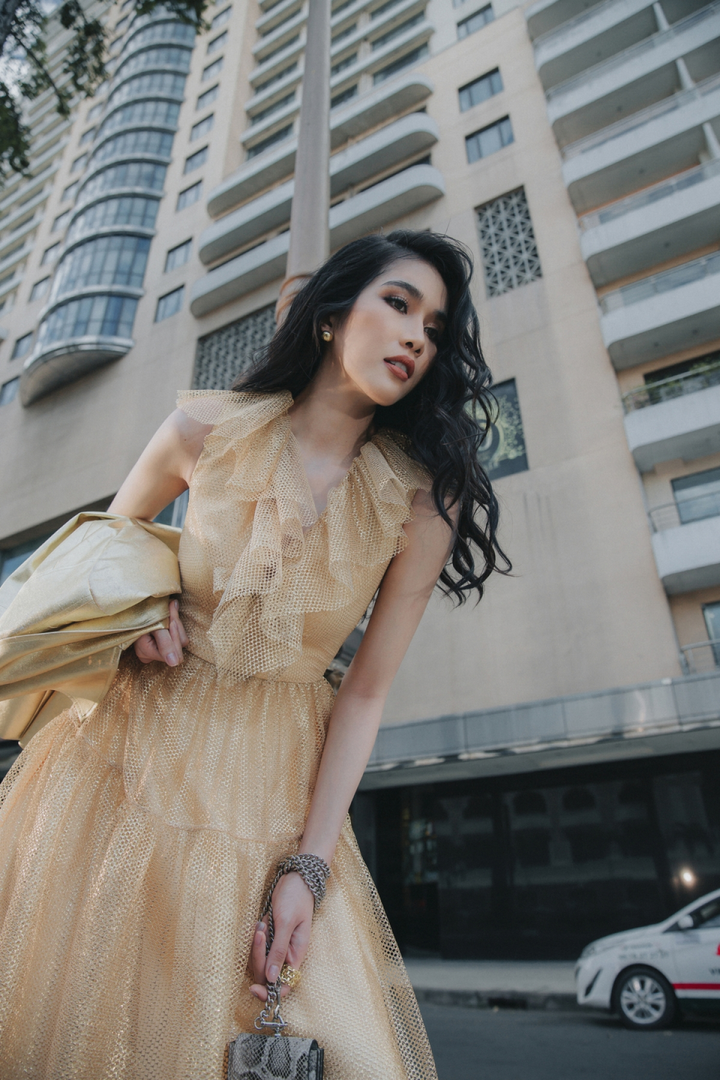 Á hậu Phương Anh đẹp, sành điệu trên 'sàn diễn đường phố' - 6