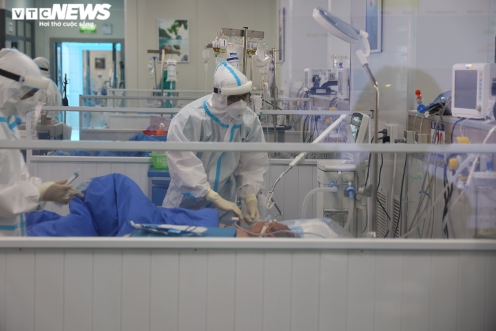 Bệnh nhân COVID-19 nặng, nguy kịch đang được điều trị ở Hà Nội thuộc nhóm nào? - 2