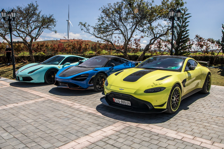 Nhiều siêu xe tham dự hành trình đầu tiên của năm 2022 - 23