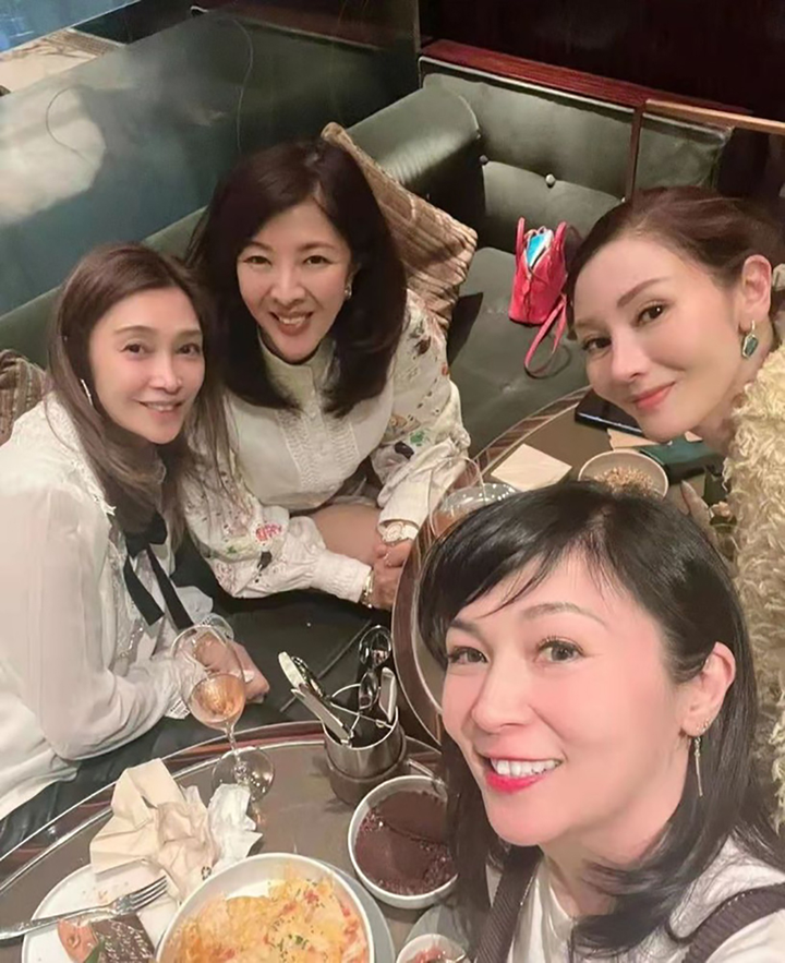 2 điều 'chân lý' ở Hong Kong: Tiền của Lý Gia Thành và sắc đẹp của Lý Gia Hân - 4