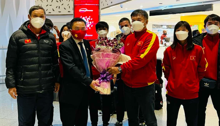 Chỉ 10 thành viên tuyển nữ Việt Nam đến Ấn Độ đợt đầu tiên - 1