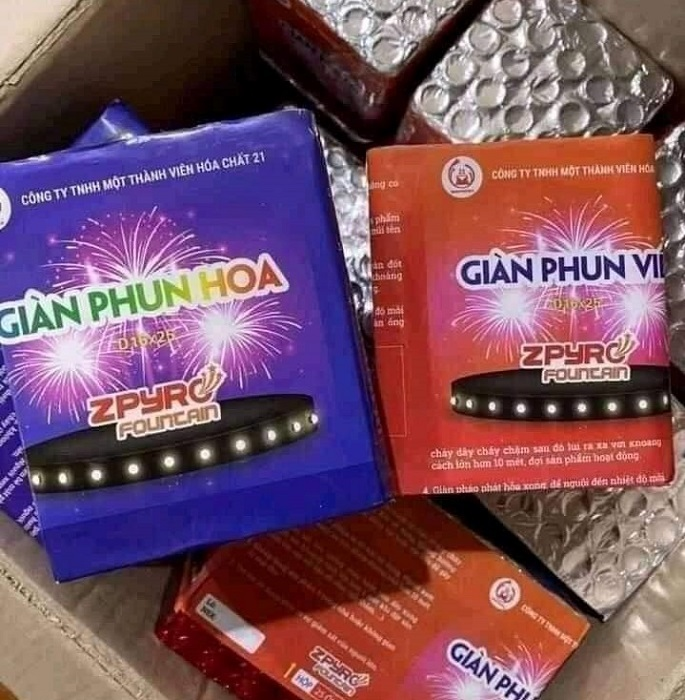 Pháo hoa Tết: Xếp hàng không mua nổi, chợ mạng thổi giá vẫn cháy hàng - 3