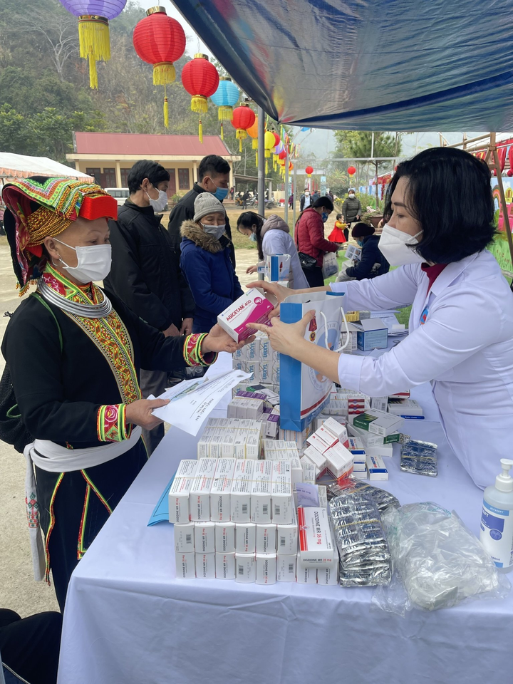 Y bác sĩ vượt đường xa đến khám bệnh miễn phí cho người dân vùng cao - 1