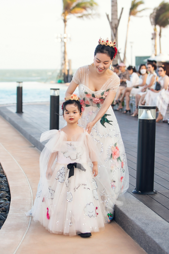 2 hoa hậu Đỗ Mỹ Linh - Lương Thùy Linh trong tạo hình nữ thần mùa xuân - 4