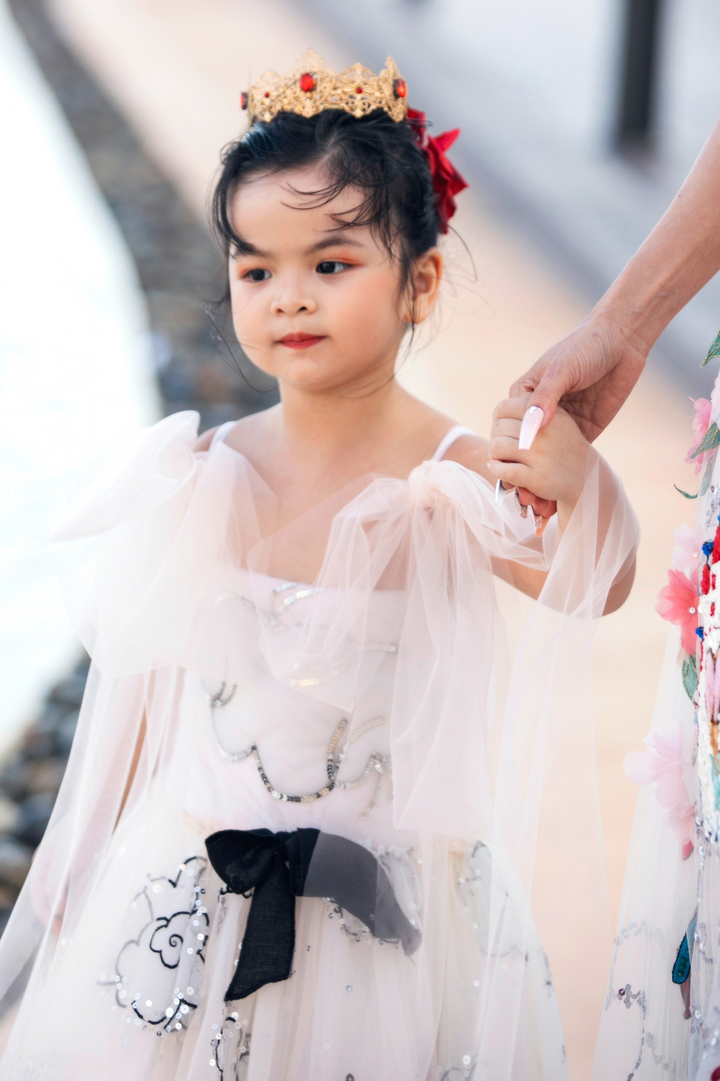 2 hoa hậu Đỗ Mỹ Linh - Lương Thùy Linh trong tạo hình nữ thần mùa xuân - 5