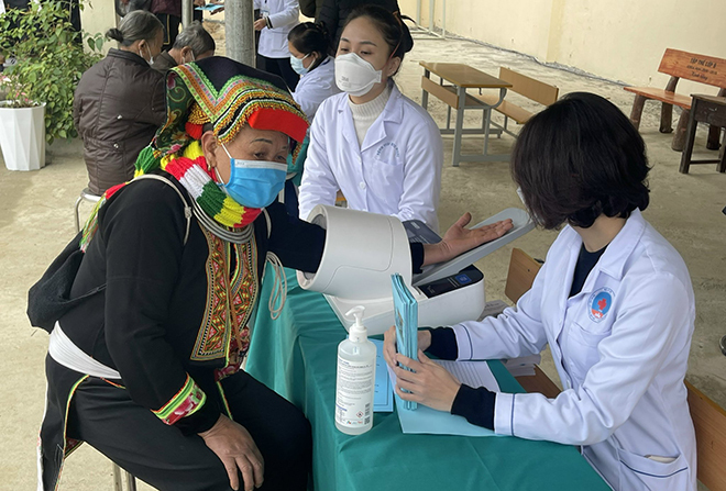 Y bác sĩ vượt đường xa đến khám bệnh miễn phí cho người dân vùng cao - 2