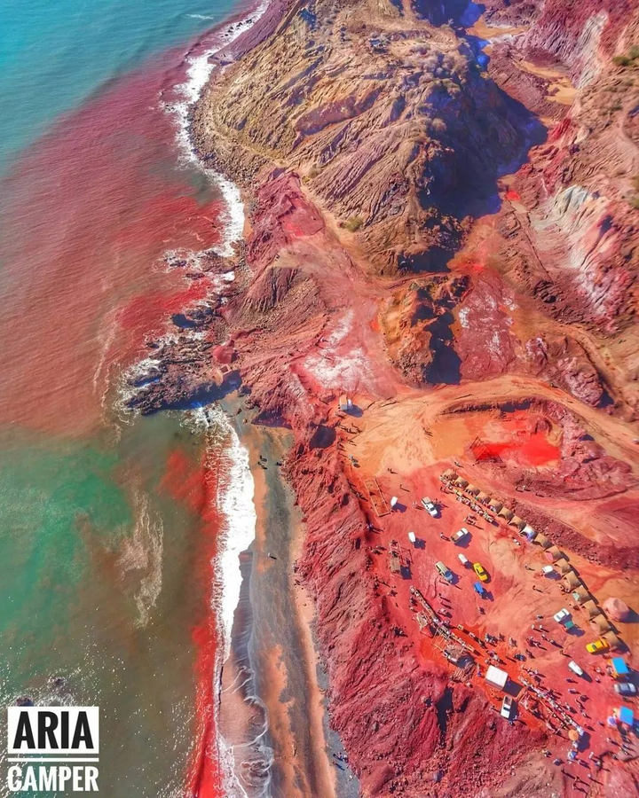 Hòn đảo độc nhất hành tinh với bờ biển đỏ như máu, cát có thể chế thành món ăn - 1