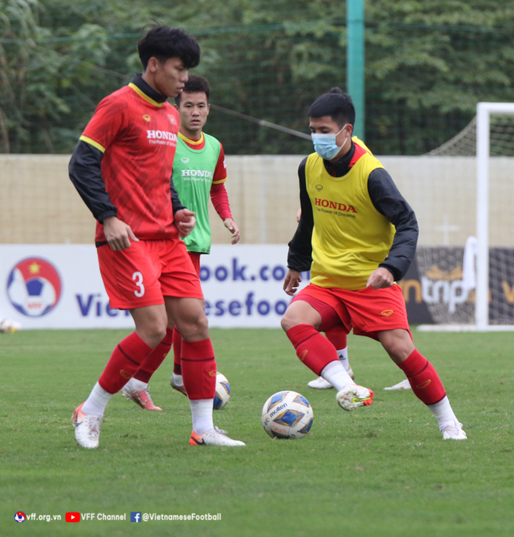 Hoàng Đức tập buổi đầu tiên, Bùi Tiến Dũng là F1 - 2