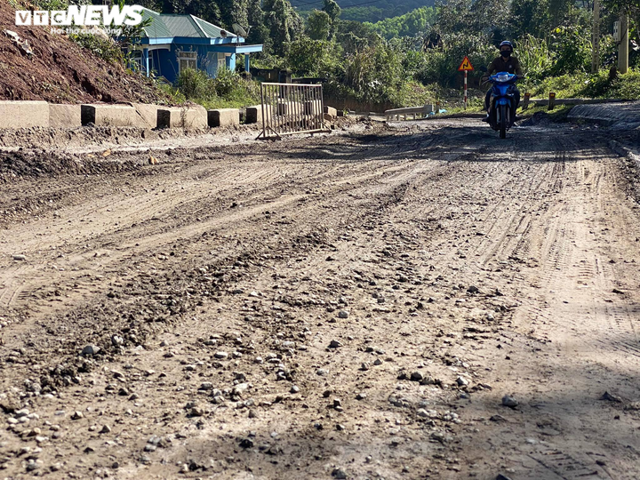 Ảnh: Cận cảnh con đường 'ác mộng' lên Cửa khẩu Quốc tế La Lay ở Quảng Trị - 4