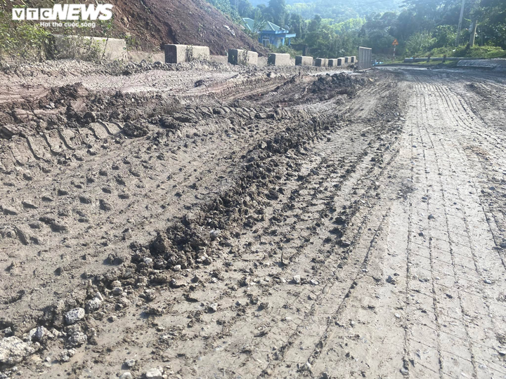 Ảnh: Cận cảnh con đường 'ác mộng' lên Cửa khẩu Quốc tế La Lay ở Quảng Trị - 3