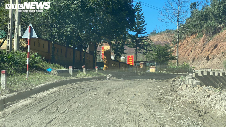 Ảnh: Cận cảnh con đường 'ác mộng' lên Cửa khẩu Quốc tế La Lay ở Quảng Trị - 1
