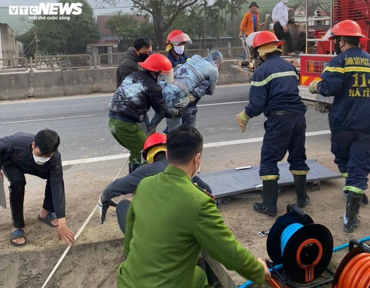 Dùng xe cẩu cứu tài xế kẹt trong cabin bẹp dúm - 2