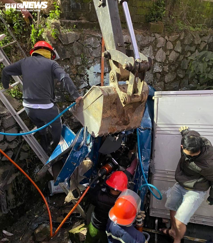 Dùng xe cẩu cứu tài xế kẹt trong cabin bẹp dúm - 1