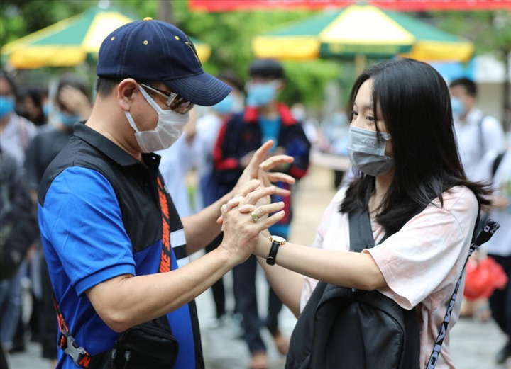 Ưu tiên xét tuyển bằng chứng chỉ ngoại ngữ, thí sinh có bị thiệt? - 1