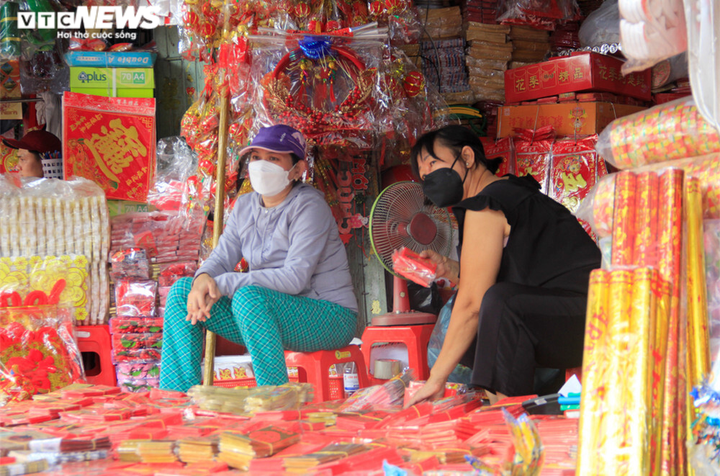 Ảnh: Phố bán đồ trang trí Tết ở Sài Gòn vắng người mua - 5