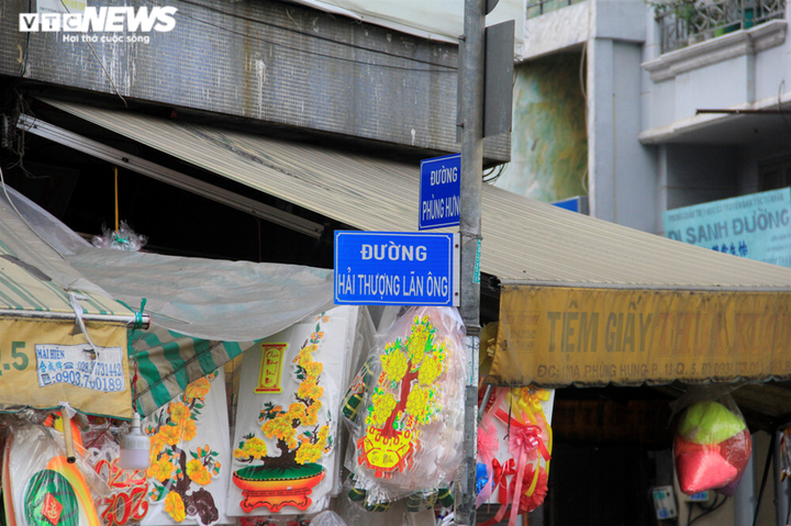 Ảnh: Phố bán đồ trang trí Tết ở Sài Gòn vắng người mua - 1