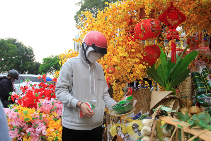 Ảnh: Phố bán đồ trang trí Tết ở Sài Gòn vắng người mua - 6