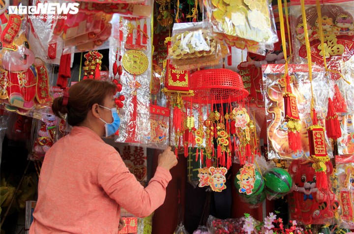 Ảnh: Phố bán đồ trang trí Tết ở Sài Gòn vắng người mua - 2