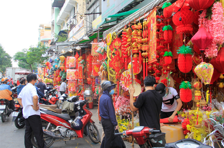 Ảnh: Phố bán đồ trang trí Tết ở Sài Gòn vắng người mua - 9