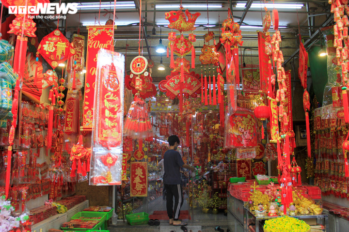 Ảnh: Phố bán đồ trang trí Tết ở Sài Gòn vắng người mua - 8