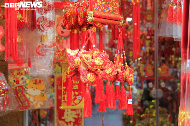 Ảnh: Phố bán đồ trang trí Tết ở Sài Gòn vắng người mua - 13