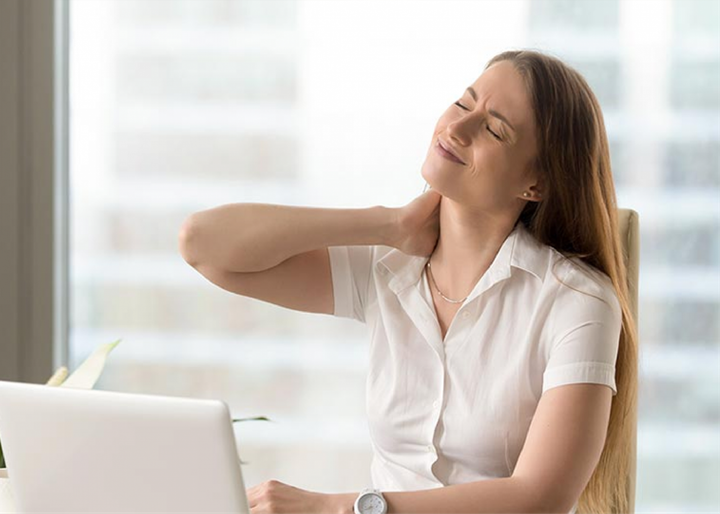 4 dấu hiệu của bệnh thoái hóa đốt sống cổ: Nên chăm sóc sớm để không bị nặng lên - 2