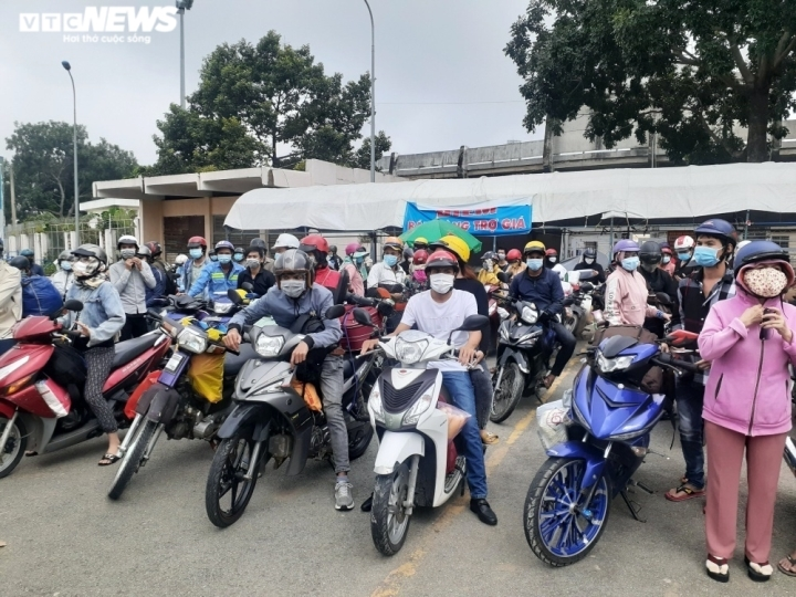 Quy định với người về quê ăn Tết: Nơi nới lỏng, nơi khắt khe - 2