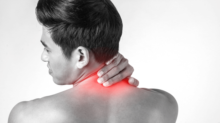 4 dấu hiệu của bệnh thoái hóa đốt sống cổ: Nên chăm sóc sớm để không bị nặng lên - 1