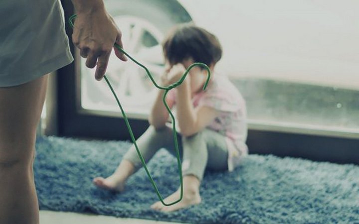 Bé gái 9 tuổi ở TP.HCM nghi bị 'chị dâu' bạo hành, trên người đầy vết thương - 1