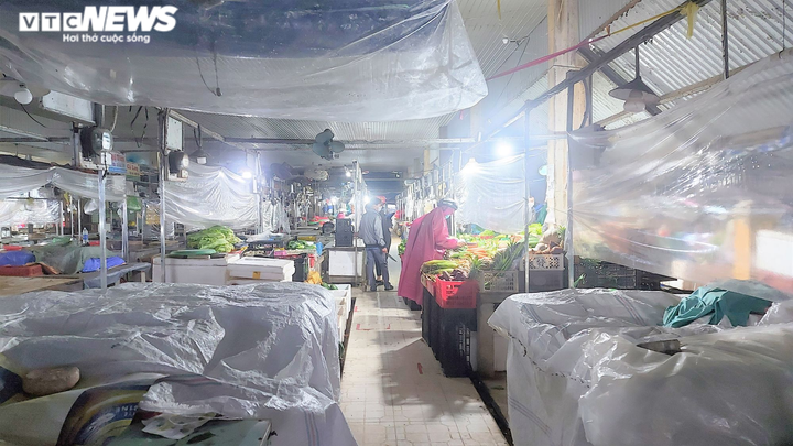 COVID-19 bùng phát ở chợ, tiểu thương Đà Nẵng 'méo mặt' vì trót ôm hàng Tết - 2