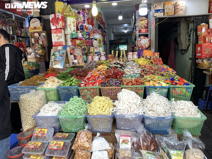 'Thủ phủ' bánh, mứt, kẹo Hà Nội ế ẩm, tiểu thương ngóng khách ngày cuối năm - 9