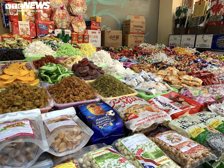'Thủ phủ' bánh, mứt, kẹo Hà Nội ế ẩm, tiểu thương ngóng khách ngày cuối năm - 10