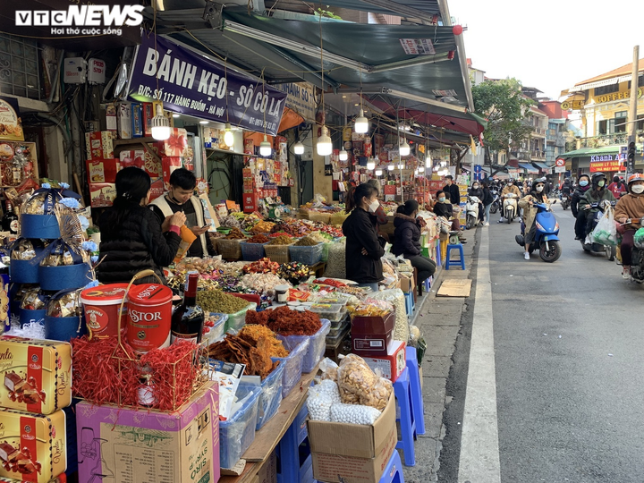 'Thủ phủ' bánh, mứt, kẹo Hà Nội ế ẩm, tiểu thương ngóng khách ngày cuối năm - 1