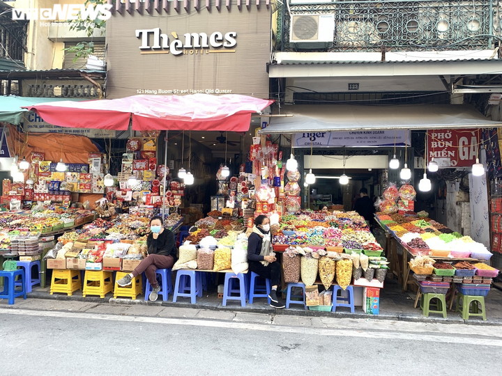 'Thủ phủ' bánh, mứt, kẹo Hà Nội ế ẩm, tiểu thương ngóng khách ngày cuối năm - 8