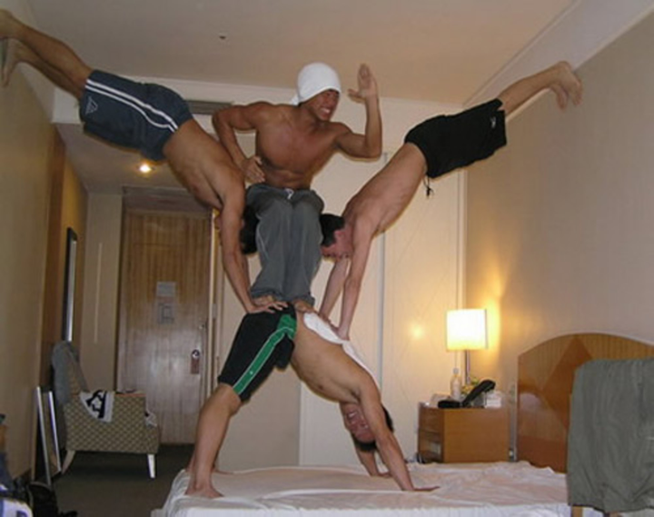 Những kiểu tạo dáng đảm bảo hốt 'triệu like', còn được khuyến mãi cả tràng cười - 3