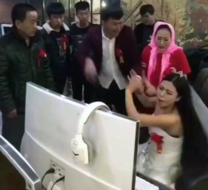 Đỡ không nổi những tình huống oái oăm diễn ra tại lễ cưới, không tin là thật - 11