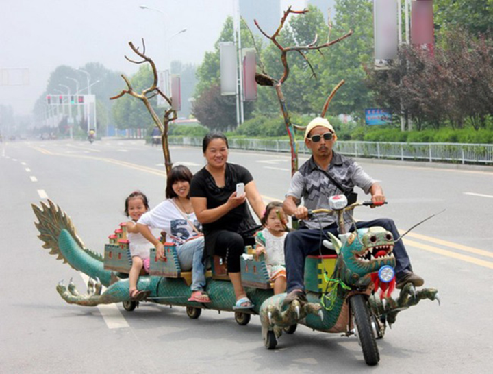 Các khoảnh khắc 'nghìn năm thấy một' biến đường phố thành 'rạp xiếc trung ương' - 9