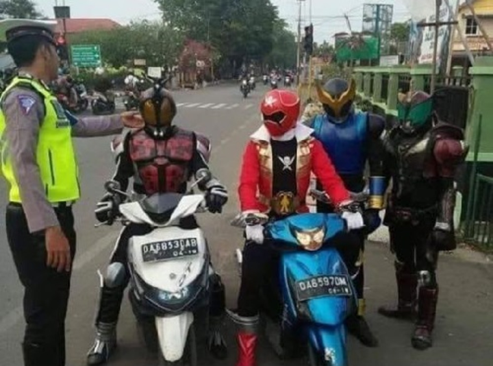 Các khoảnh khắc 'nghìn năm thấy một' biến đường phố thành 'rạp xiếc trung ương' - 7