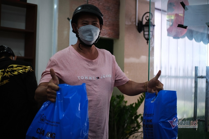 Khách xếp hàng mua pháo hoa từ 5h, cửa hàng thu cả tỷ đồng trong buổi sáng - 2