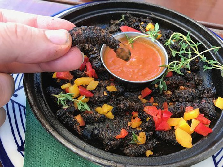 Rùng mình với món ăn được làm từ những con sâu lông béo múp ở châu Phi - 5