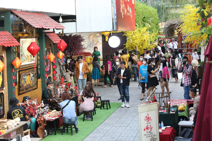Ảnh: Phố Ông đồ ở Sài Gòn rực rỡ sắc màu, nghìn người tới 'check-in' - 1