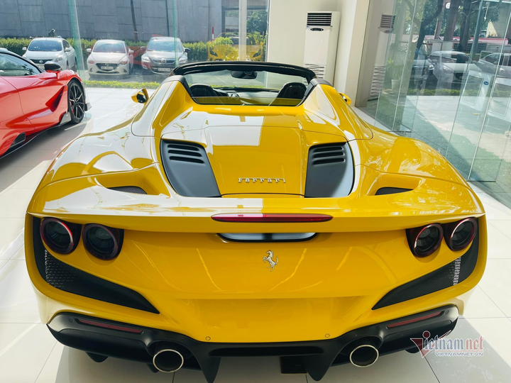 Siêu xe mui trần Ferrari F8 Spider thứ 4 về Việt Nam đón Tết - 2