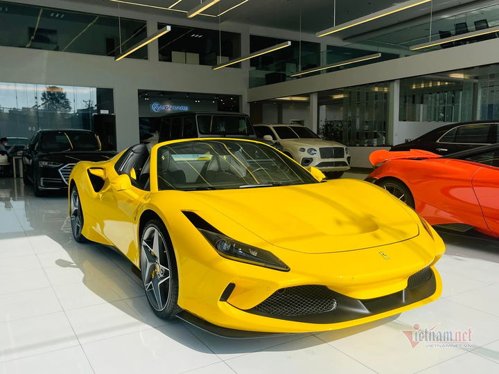 Siêu xe mui trần Ferrari F8 Spider thứ 4 về Việt Nam đón Tết - 1
