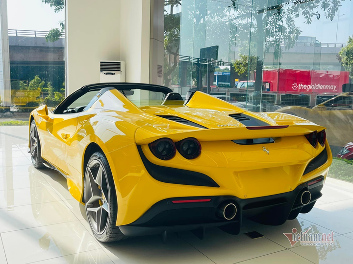 Siêu xe mui trần Ferrari F8 Spider thứ 4 về Việt Nam đón Tết - 3