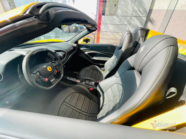 Siêu xe mui trần Ferrari F8 Spider thứ 4 về Việt Nam đón Tết - 5
