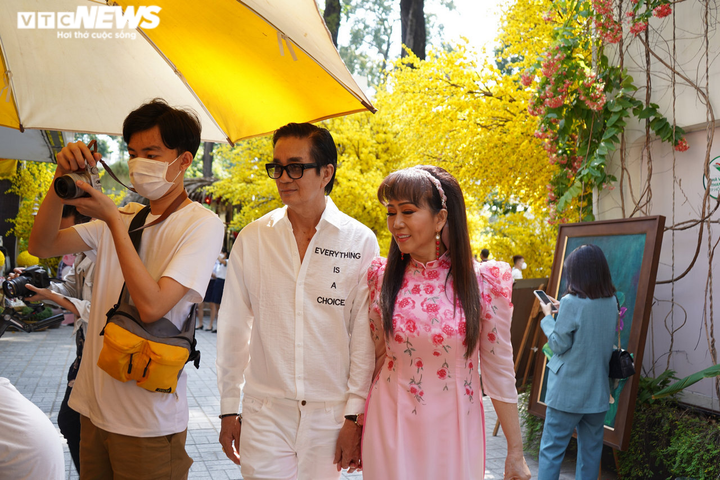 Ảnh: Phố Ông đồ ở Sài Gòn rực rỡ sắc màu, nghìn người tới 'check-in' - 8