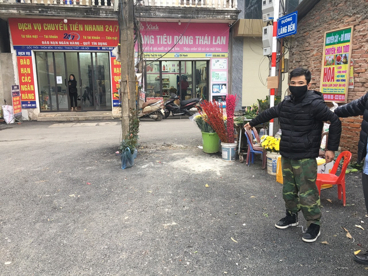 Ảnh: Nghi phạm găm đinh vào đầu bé gái 3 tuổi thực nghiệm hiện trường - 1