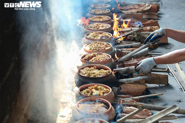 'Đập hộp' đặc sản cá kho niêu giá tiền triệu hút hàng ngày Tết - 9