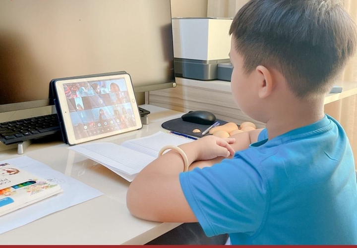 Người lớn thích ứng với dịch, sao cứ bắt trẻ ở nhà? - 1