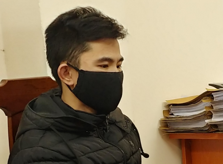 Ảnh: Nghi phạm găm đinh vào đầu bé gái 3 tuổi thực nghiệm hiện trường - 4